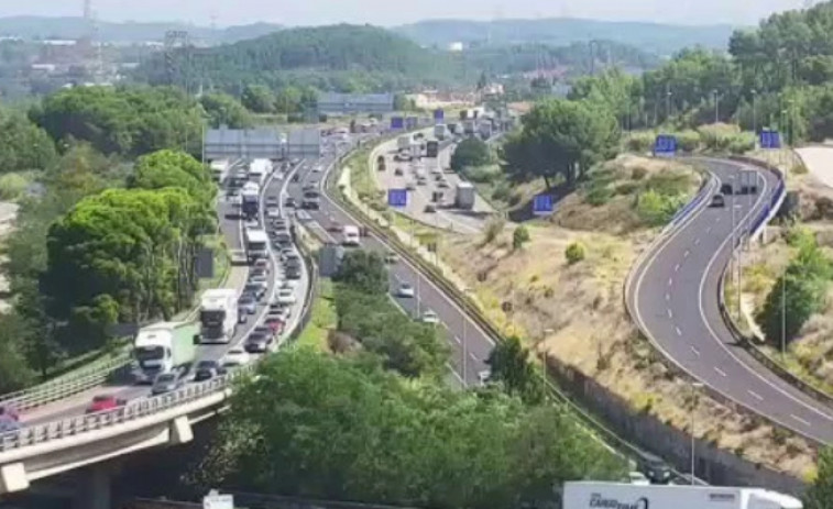 Accidente en la AP-7: más de 20 kilómetros de retenciones a la altura de Subirats