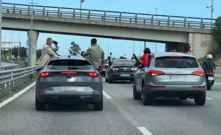 Denunciados ocho hombres por circular con medio cuerpo fuera del coche en la C-32 en Mataró