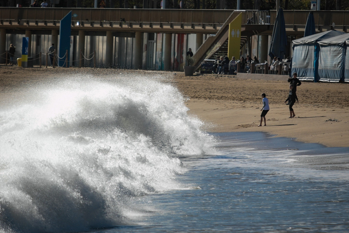 EuropaPress 4929775 vista oleaje playa barceloneta 17 enero 2023 barcelona catalunya espana