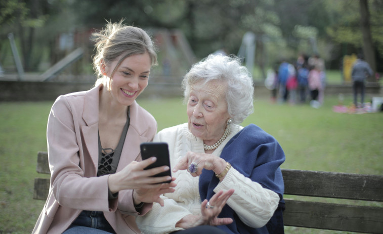 Descubren que los humanos envejecen drásticamente en dos ráfagas: a los 44 y luego a los 60