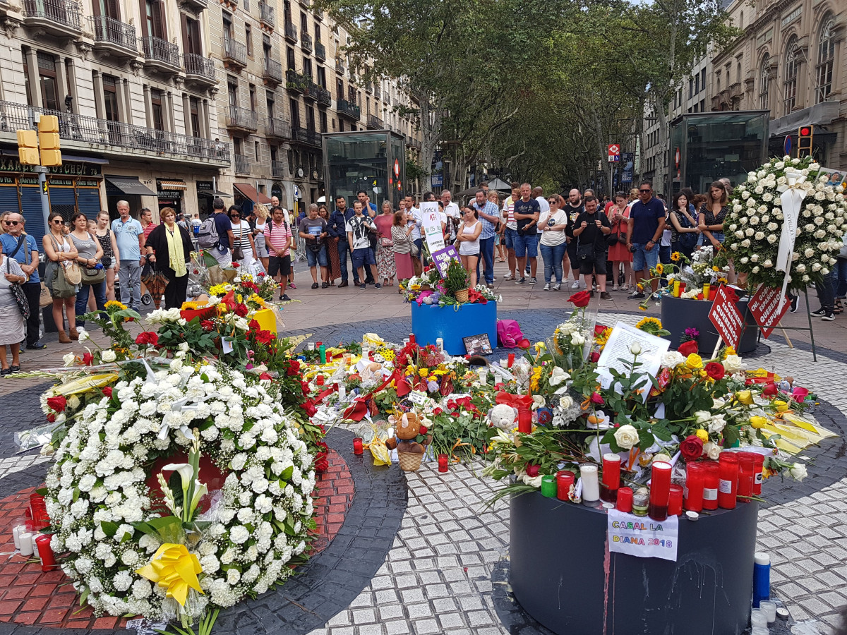 Archivo - Arxiu - Ofrenes florals a la Rambla pel primer aniversari dels atemptats del 17-A