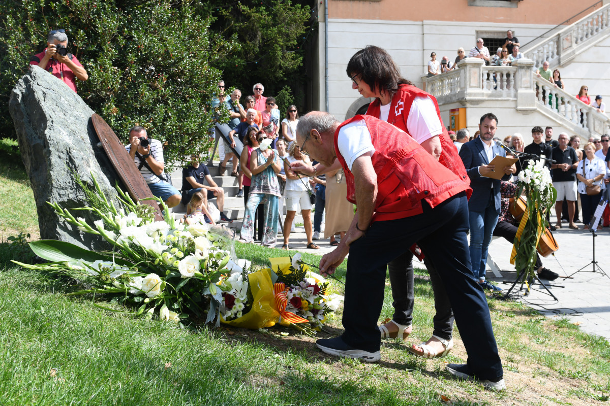 EuropaPress 6161867 dos personas participan ofrenda floral inauguracion monumento victimas