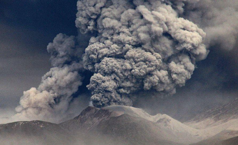 Un volcán de Rusia entra en erupción tras un terremoto de magnitud 7