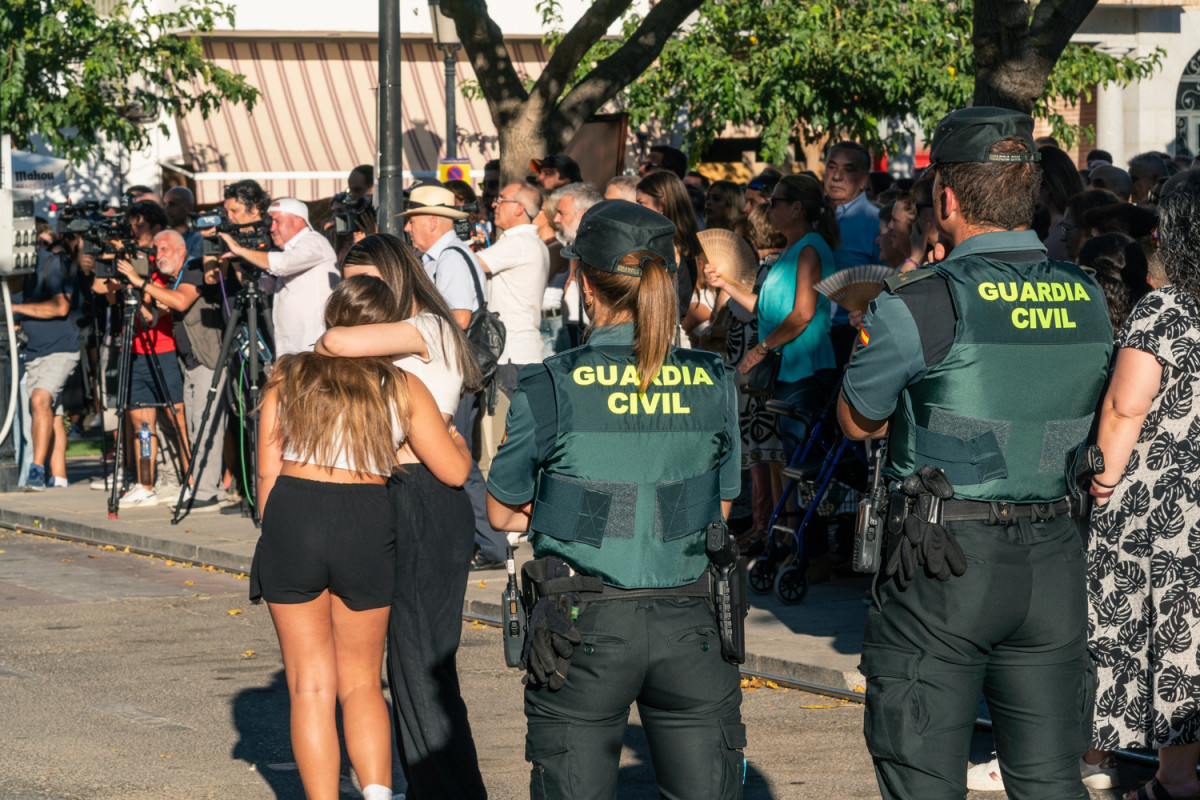 EuropaPress 6162674 dos agentes guardia civil observan dos chicas abrazadas minuto silencio