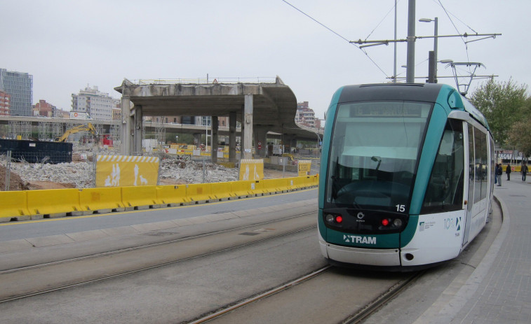 Una joven de 33 años en estado crítico tras ser atropellada por el tranvía en Barcelona