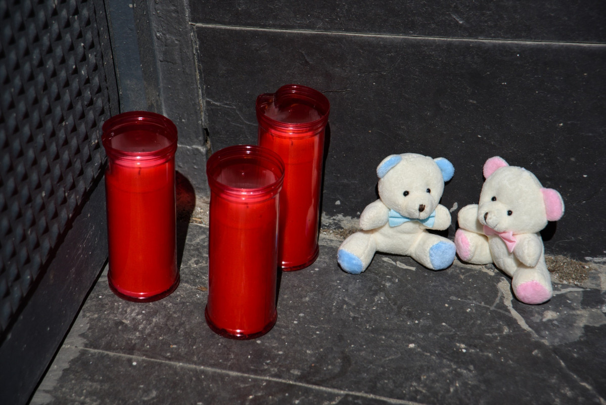 EuropaPress 5878551 tres velas dos osos peluche puerta garaje vivienda donde hombre matado