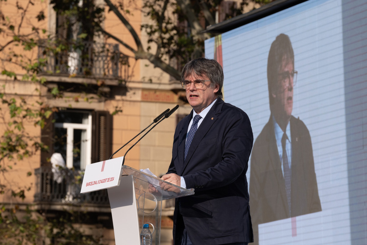 El expresidente de la Generalitat de Catalunya Carles Puigdemont interviene en un acto de bienvenida organizado por entidades independentistas en el paseo Lluís Companys