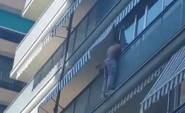 VÍDEO: Un brasileño arriesga su vida para salvar a un niño que colgaba de un balcón en Alicante