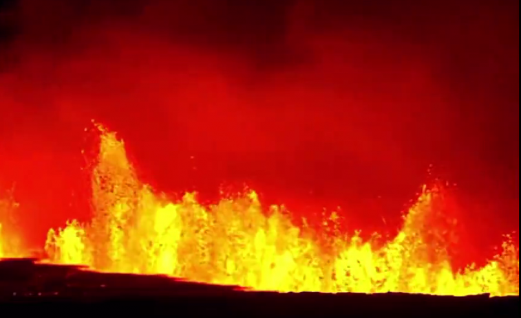 VÍDEO | La impresionante erupción de un volcán en Islandia obliga a desalojar la localidad de Grindavik