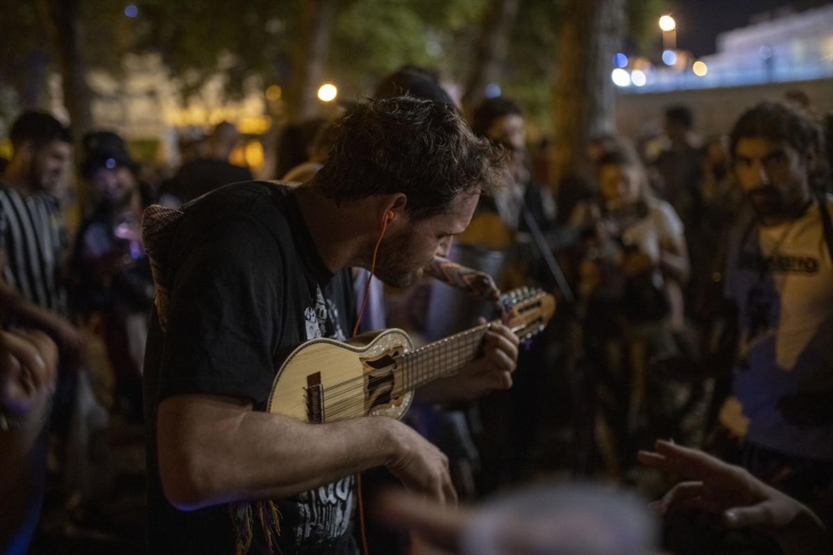 EuropaPress 3898440 musico parque espanya industrial primera noche fiestas sants 25 agosto 2021