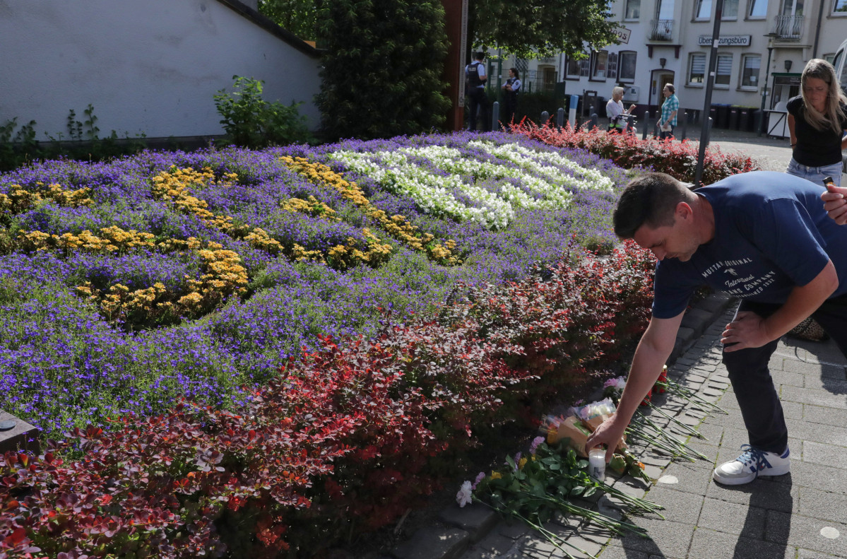 EuropaPress 6170714 solingen aug 24 2024    man puts down candle to mourn for victims of knife