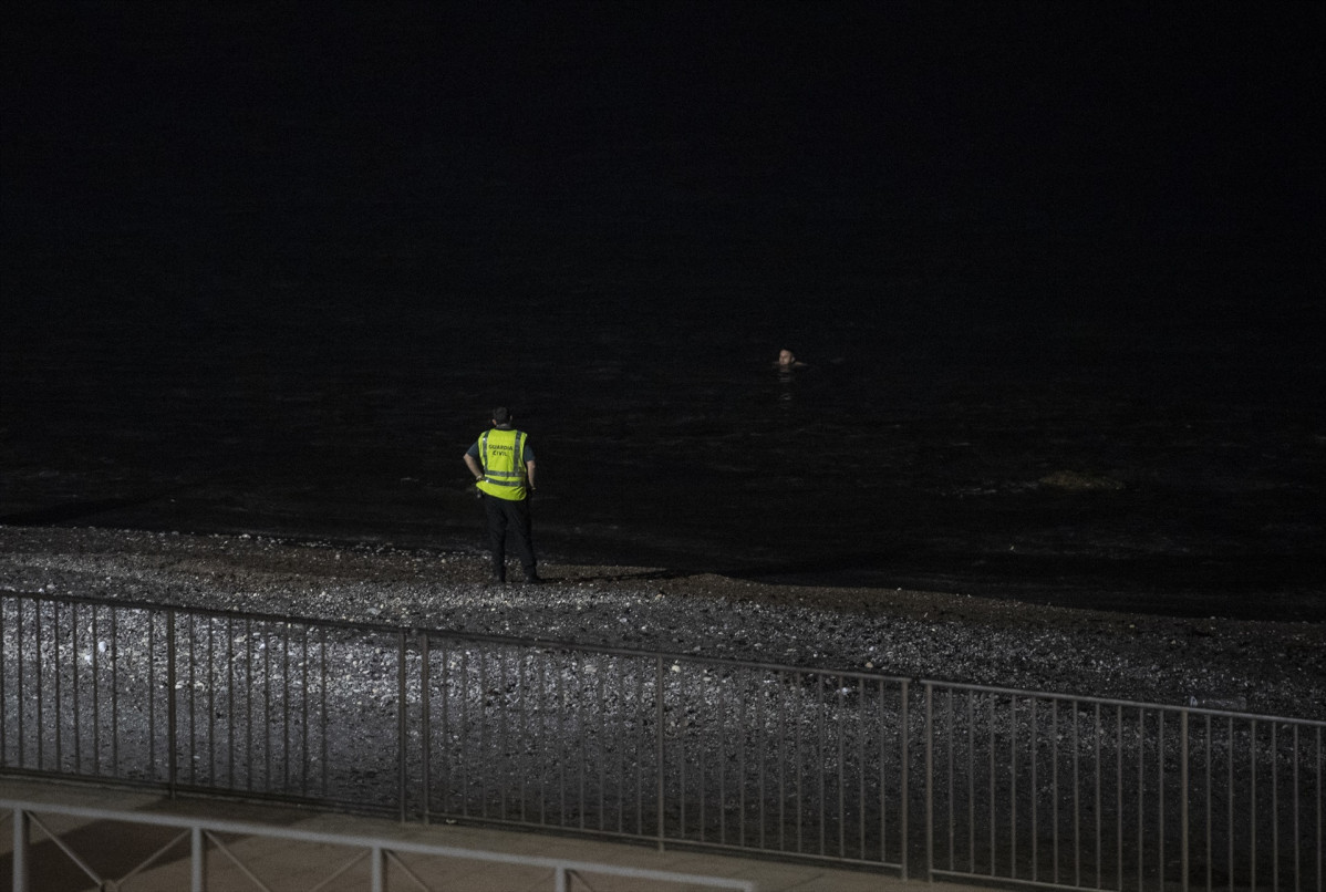 EuropaPress 6136128 agente guardia civil espera entrada nado joven playa tarajal agosto 2024