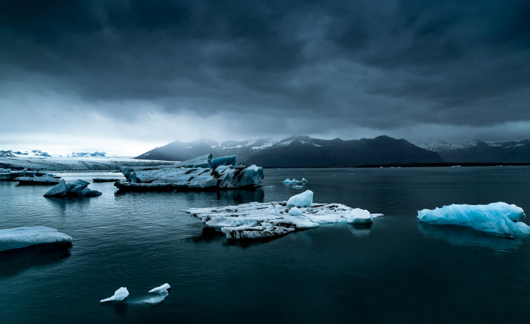 Un turista muerto y dos desaparecidos tras derrumbarse una cueva de hielo en Islandia