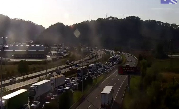 Retenciones en la AP-7 entre Gelida y Castellbisbal tras un accidente entre 3 camiones