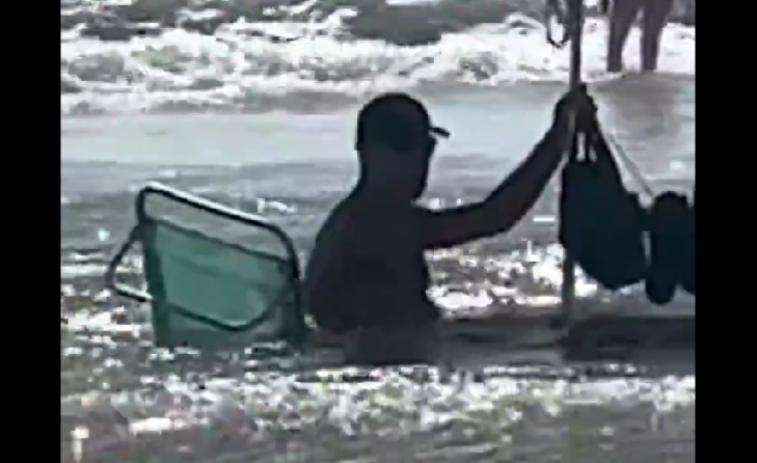 ¡Lo nunca visto! Un hombre se mete en el mar en Cádiz para reservar sitio en la playa cuando baje la marea