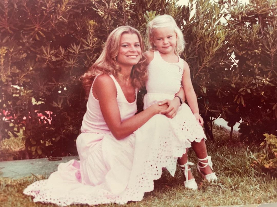 Mi hija @carigoyanes y yo . Años 80 más o menos .