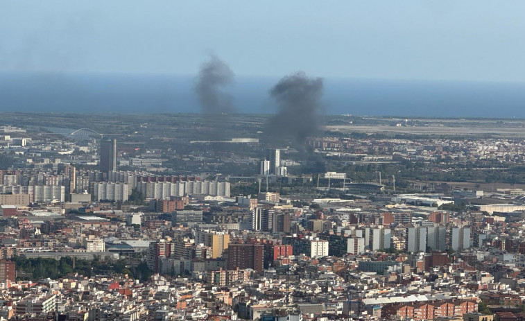 Cortada la Ronda Litoral de Barcelona por el incendio de una furgoneta