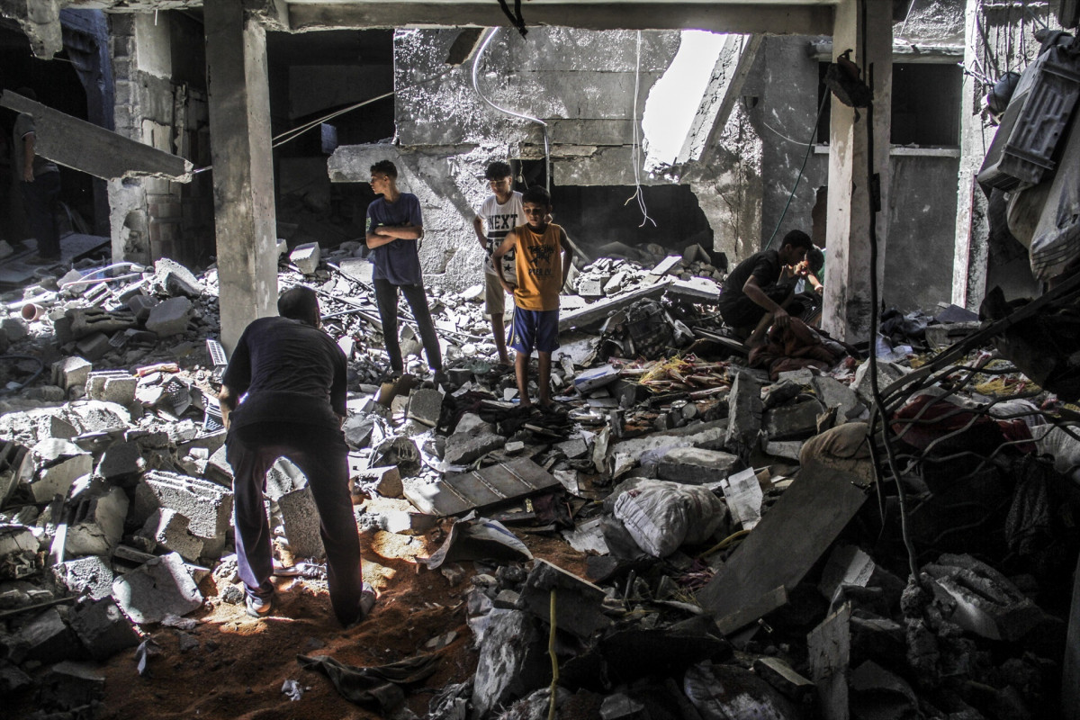 EuropaPress 6178396 gaza aug 28 2024    palestinians check building destroyed by israeli (1)