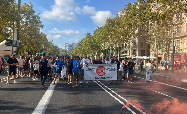 Petardos y bengalas de humo en la protesta de los agentes de la Guardia Urbana de Barcelona