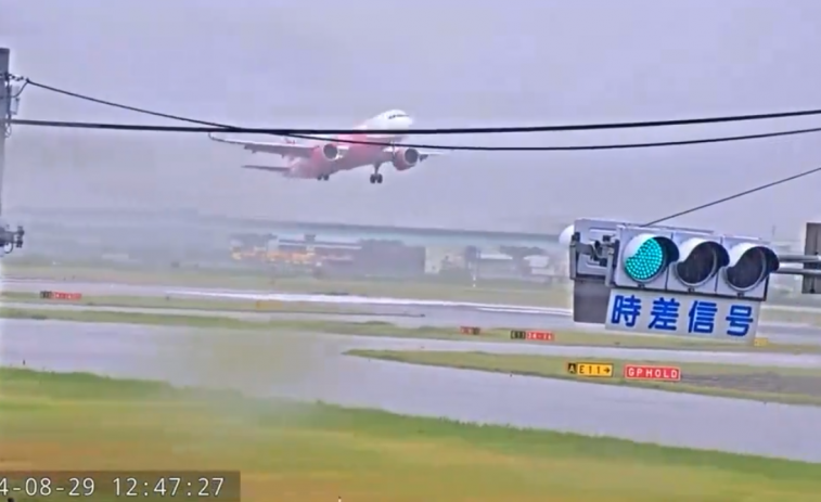 VÍDEO | Impactantes imágenes de aviones sin poder aterrizar en Japón por los fuertes vientos