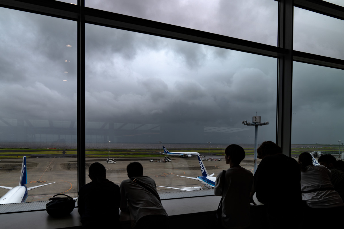 EuropaPress 6182891 tokyo aug 16 2024    passengers wait at haneda airport in tokyo japan aug