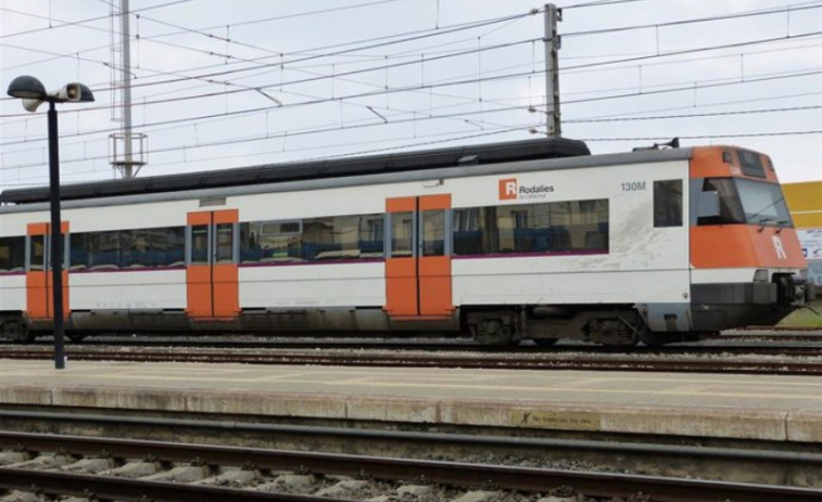 Técnicos de Adif trabajan para resolver una incidencia en la red de Rodalies