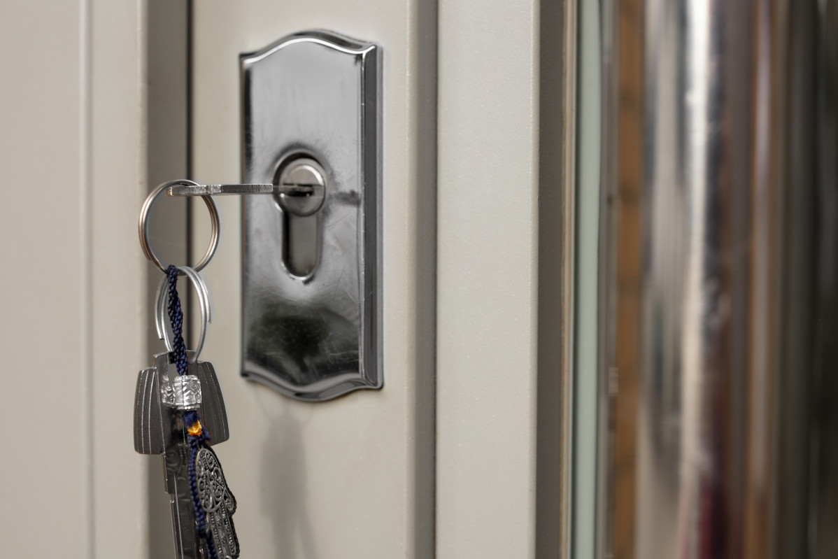 Metallic key door lock