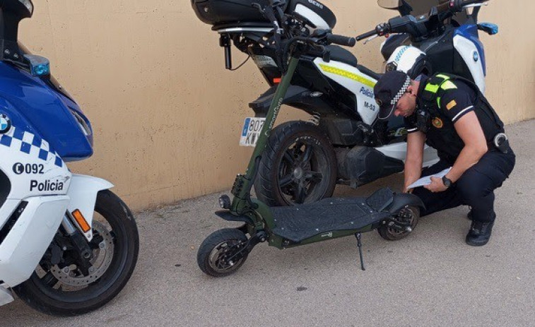 Muere el conductor de un patinete eléctrico trucado tras caer en Santa Coloma