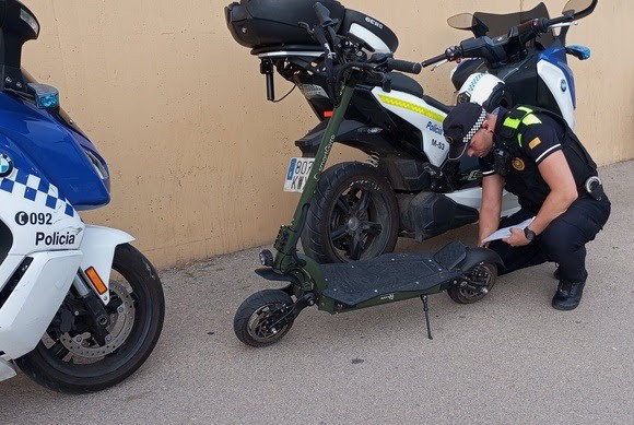 Imagen de un agente con un patinete eléctrico