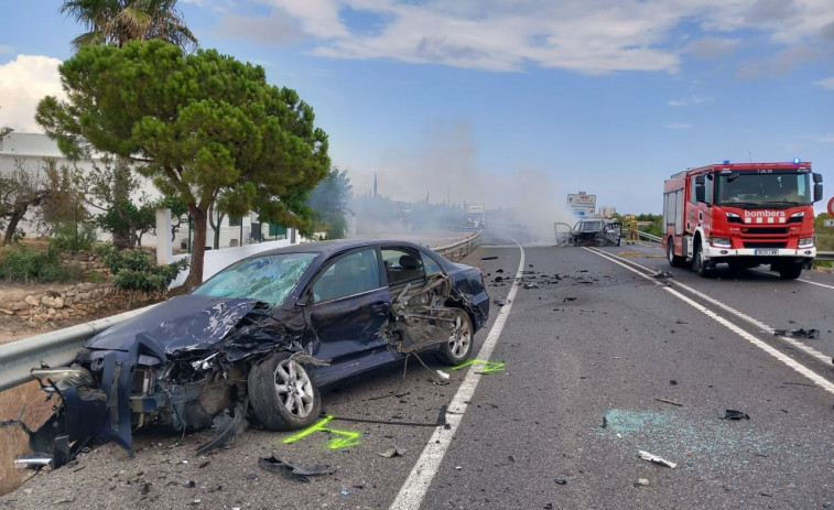 Cortada la carretera N-340 en L'Ampolla tras un choque entre dos vehículos