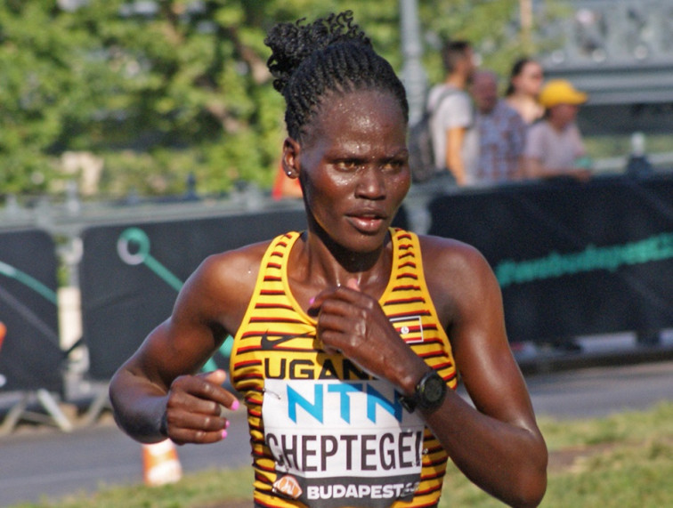 La atleta Rebecca Cheptegei, atacada por su novio: le tira gasolina y le quema el cuerpo