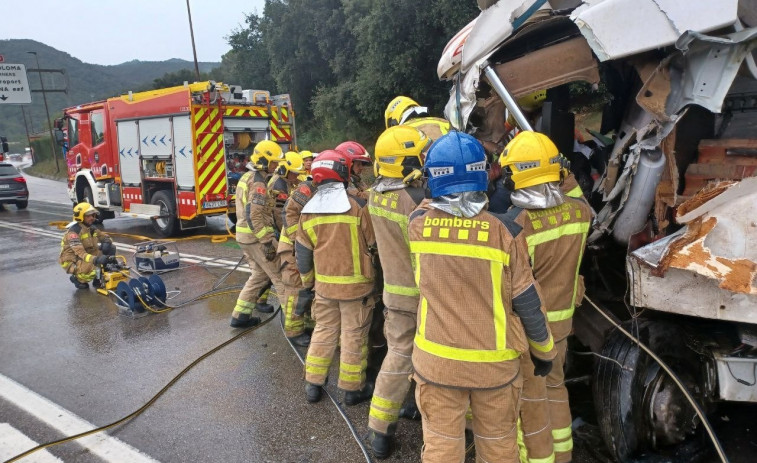 Cortada la circulación en la C-66 en Girona por un accidente entre dos camiones