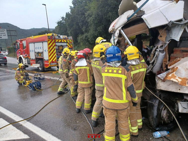 Cortada la circulación en la C-66 en Girona por un accidente entre dos camiones