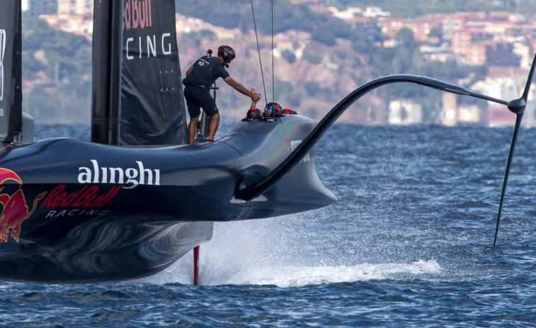 Alinghi Red Bull Racing roza la semifinal en el sexto día de la Luis Vuitton Cup