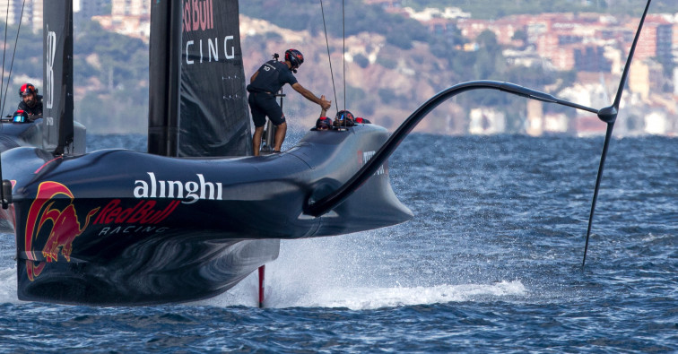 Alinghi Red Bull Racing roza la semifinal en el sexto día de la Luis Vuitton Cup