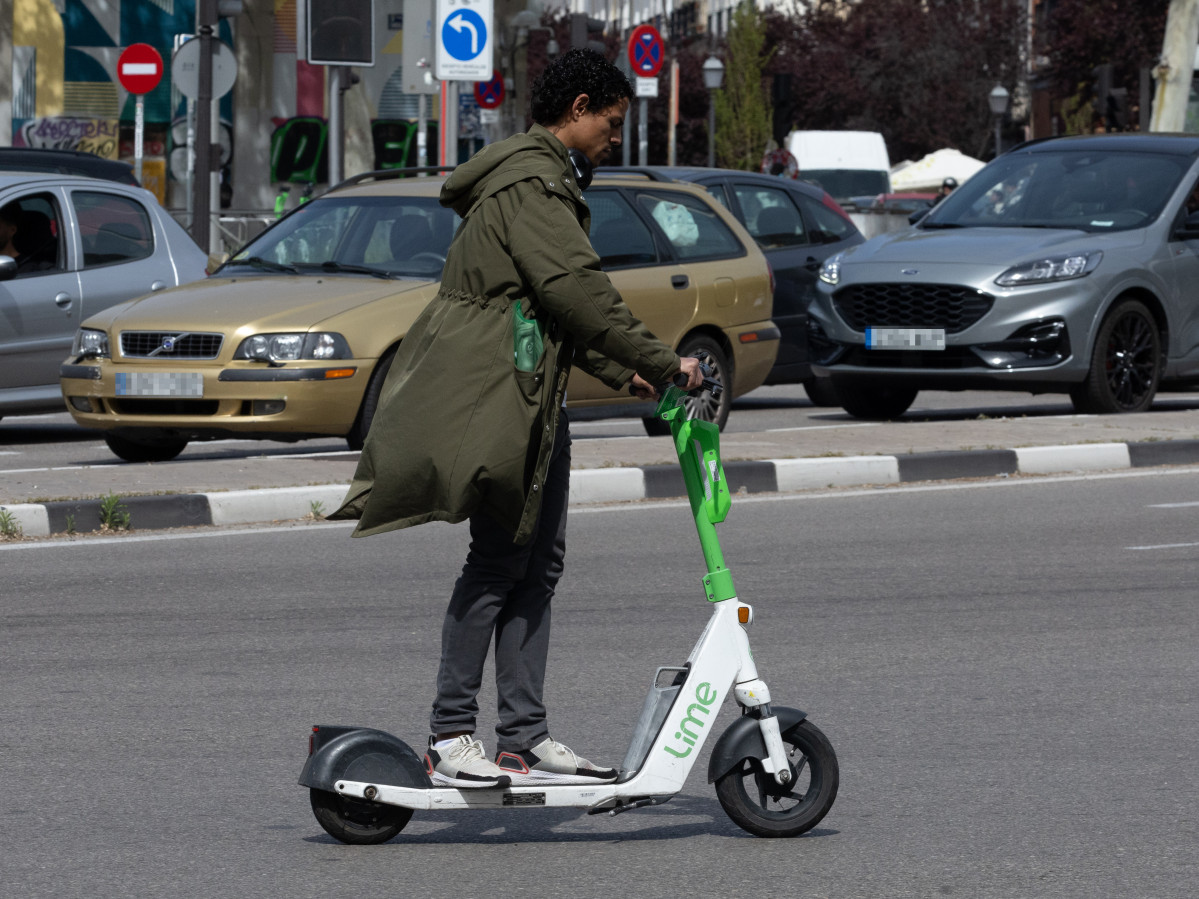 EuropaPress 5867613 hombre montado patinete electrico abril 2024 madrid espana