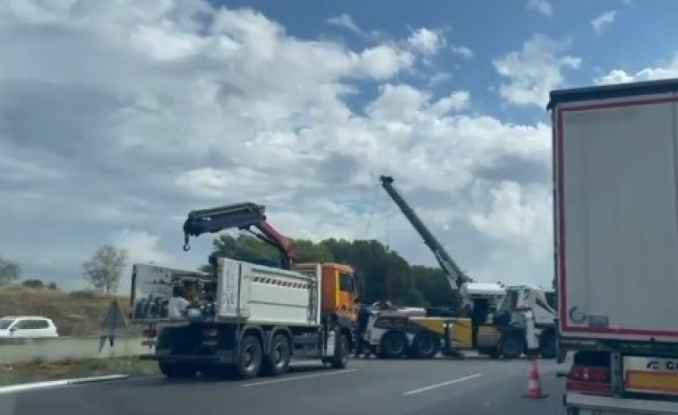 Al menos 12 kilómetros de cola en la AP-7 entre Olèrdola y L'Arboç por un accidente