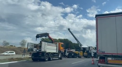 EuropaPress 6195633 imagenes gruas tratando retirar camion volcado ap 7