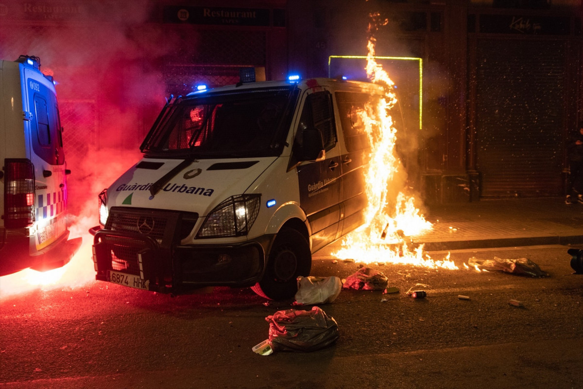 EuropaPress 3584101 incendian furgon guardia urbana manifestacion defensa libertad pablo hasel