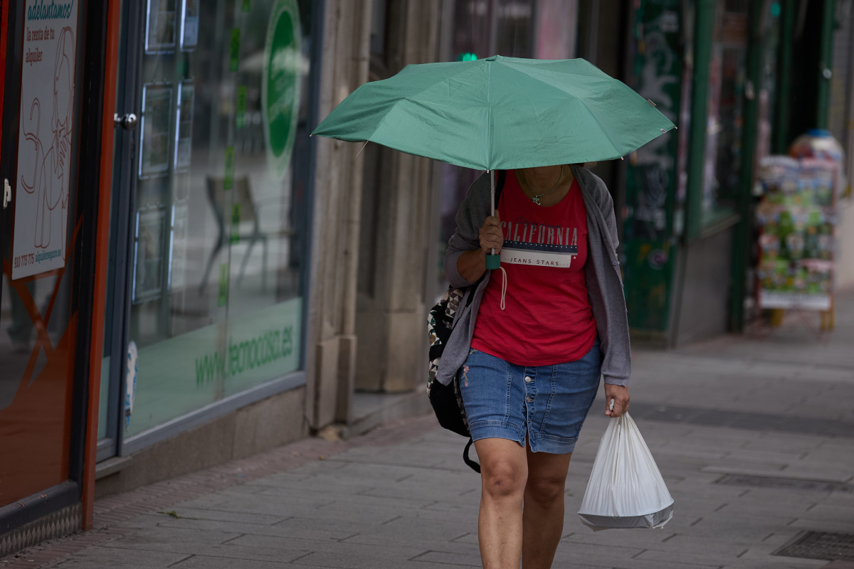 EuropaPress 6017484 mujer protege lluvia paraguas junio 2024 madrid espana llegada depresion