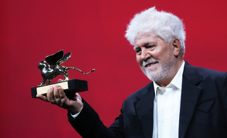 Almodóvar se hace con el León de Oro en Venecia gracias a 'La habitación de al lado'