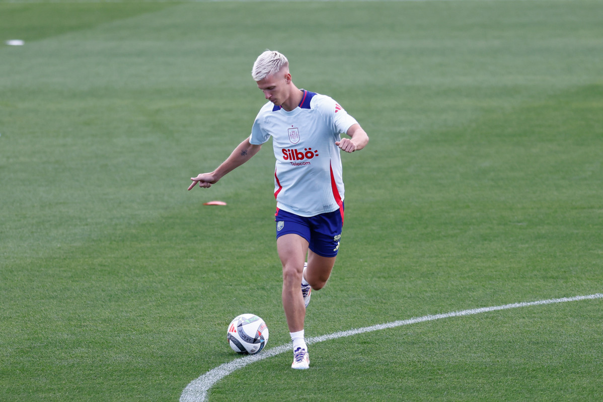 EuropaPress 6191735 dani olmo warms up during the training session of spain team ahead the uefa