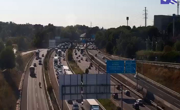 Un accidente en Barberà del Vallès obliga a cortar la AP-7: hay 10 km de retenciones