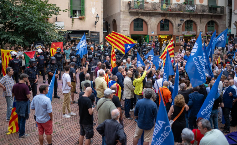 Activistas boicotean el acto de Silvia Orriols en el Fossar de les Moreres por la Diada