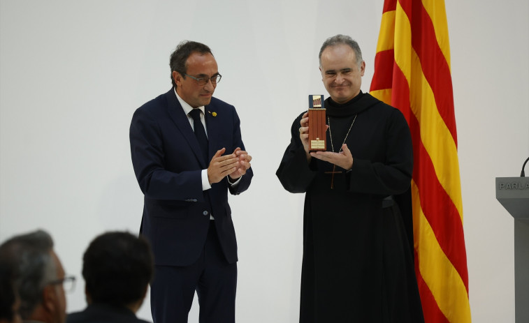 Una cacerolada de víctimas de abusos resuena en la entrega de la medalla de Honor a la Abadía de Montserrat