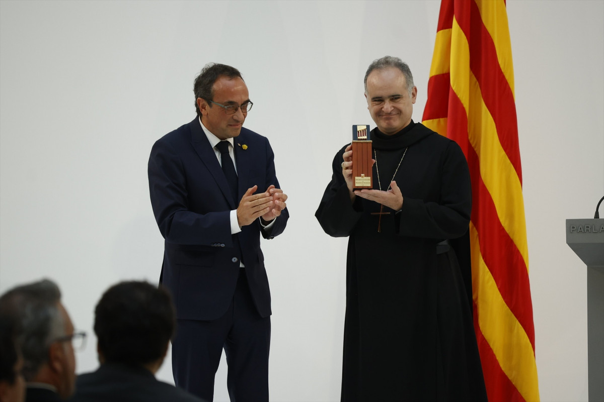 EuropaPress 6202358 abad manel gasch recoge medalla honor otorgada parlament catalunya abadia