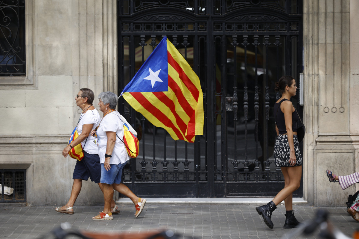 EuropaPress 6204021 dos mujeres banderas estelada acto erc diada 11 septiembre 2024 barcelona