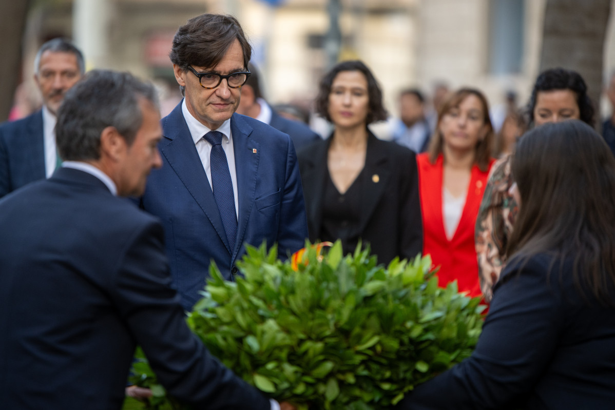 EuropaPress 6202944 presidente generalitat cataluna salvador illa llega ofrenda floral