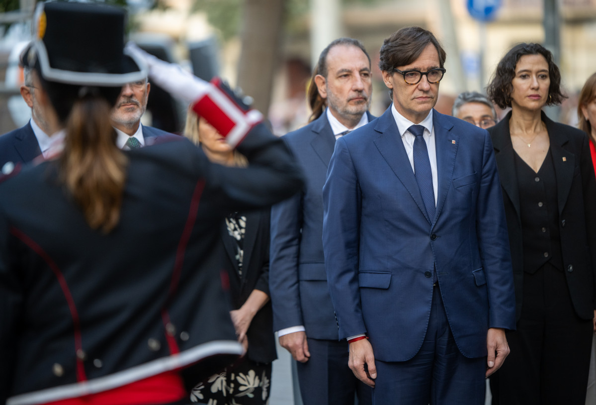 EuropaPress 6202945 presidente generalitat cataluna salvador illa llega ofrenda floral