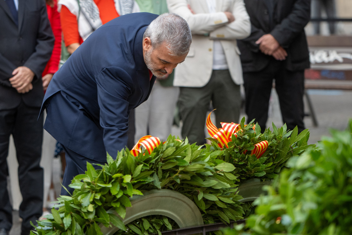 EuropaPress 6202957 alcalde barcelona jaume collboni llega ofrenda floral monumento rafael